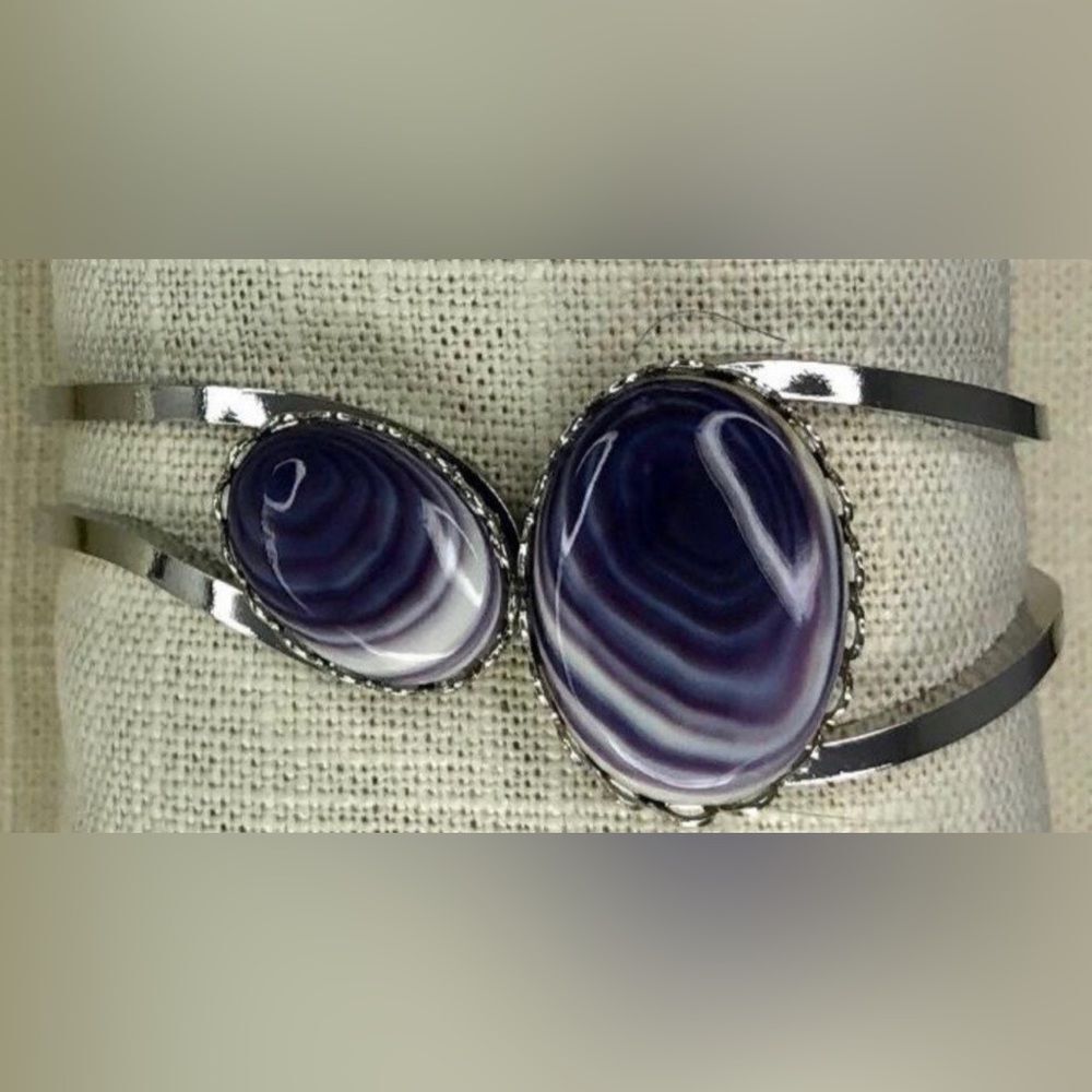 BR57 2 Cabochons Bangle Costume Wampum Quahog Bracelet - Picture 2 of 2